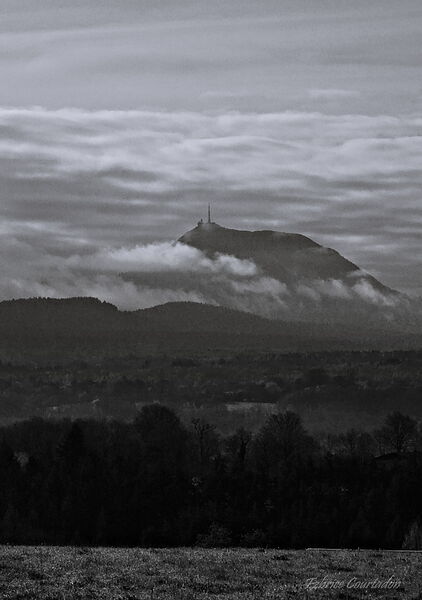 Le puy de Dôme dans un voile de nuages, tableau puy de Dôme dans les nuages