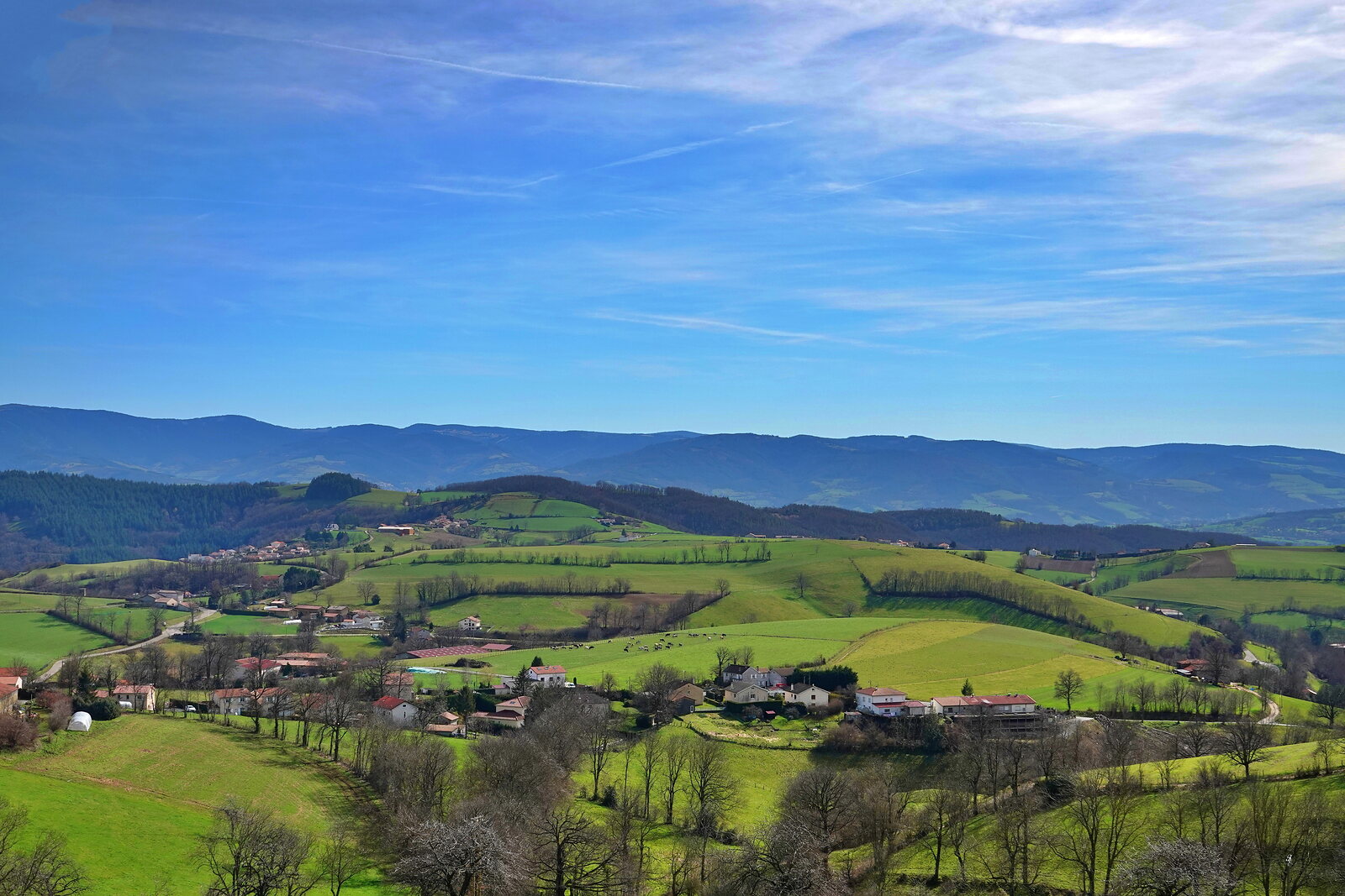 Collines et hameaux au début du printemps, photographie sur toile ou en affiche encadrée, aperçu dans un intérieur