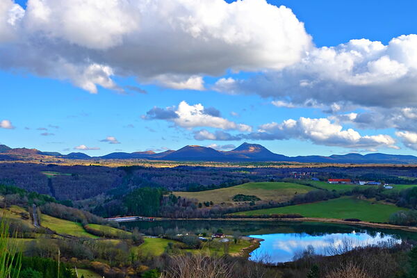 La Chaîne des Puys sous les nuages, tableau chaîne des Puys et lac