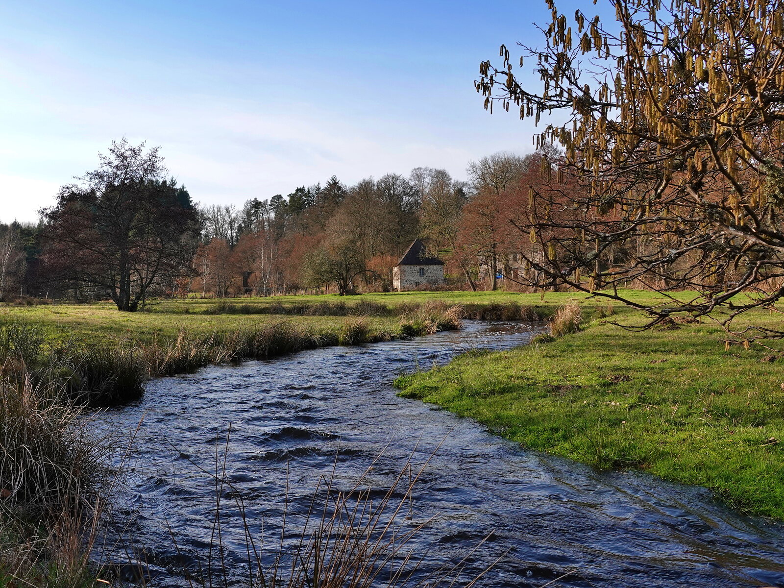 Le ruisseau et la petite maison de pierre, photographie sur toile ou en affiche encadrée, aperçu dans un intérieur