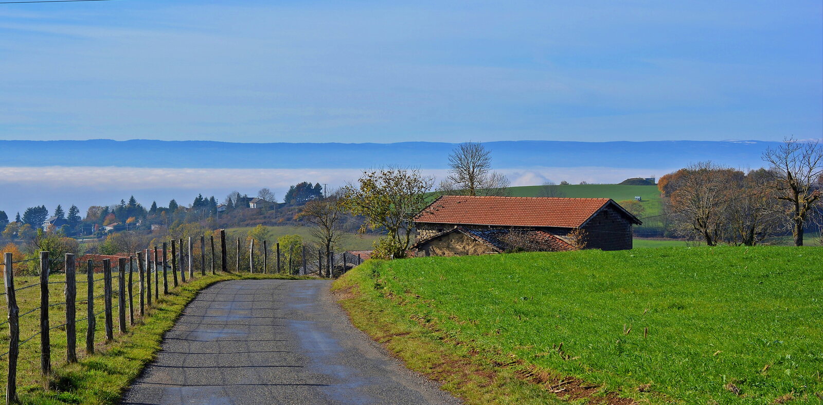 Le chemin, la grange et la brume au loin, photographie sur toile ou en affiche encadrée, aperçu dans un intérieur