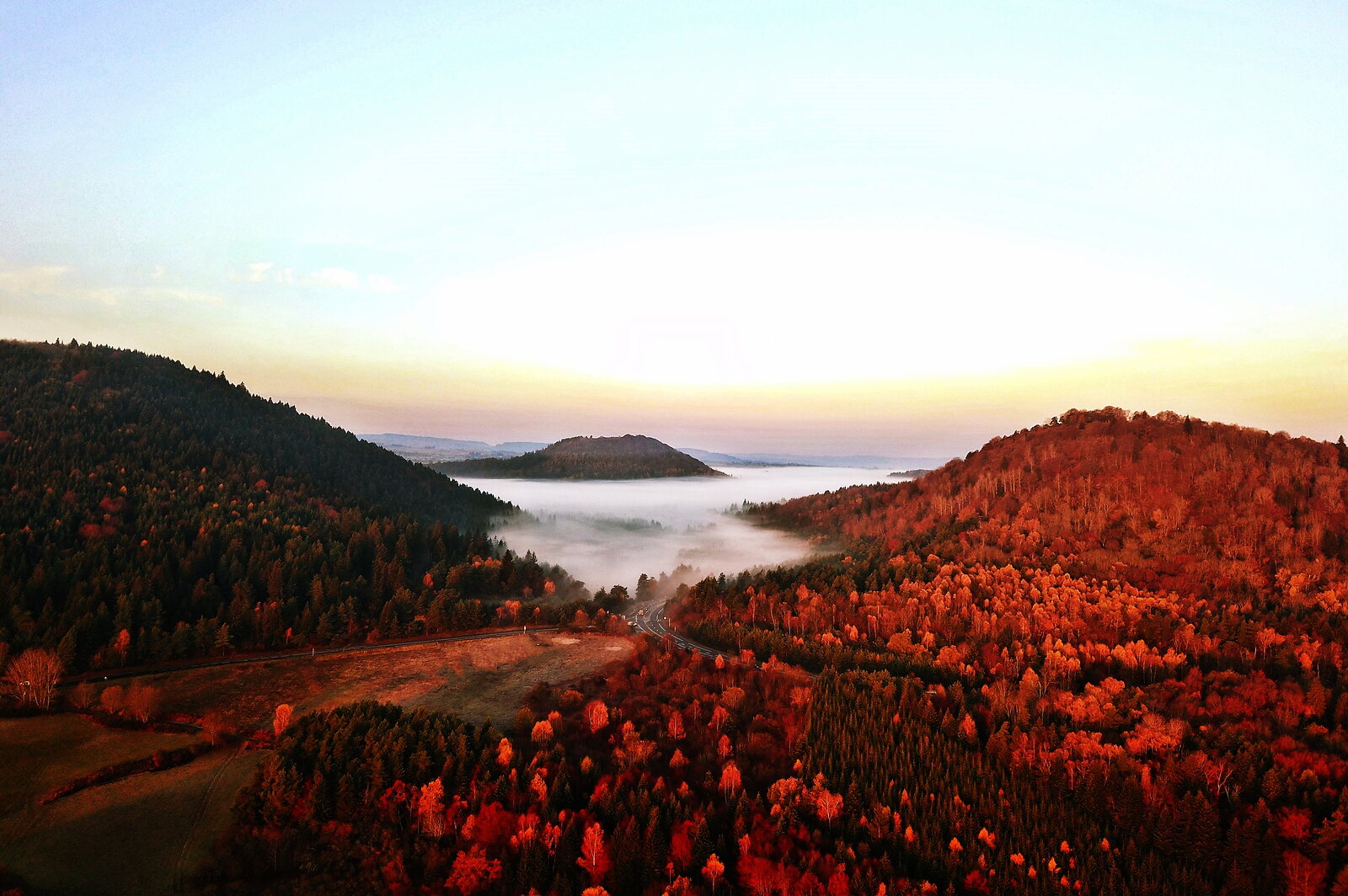 Matin rouge sur la brume d’Aydat, photographie sur toile ou en affiche encadrée, aperçu dans un intérieur