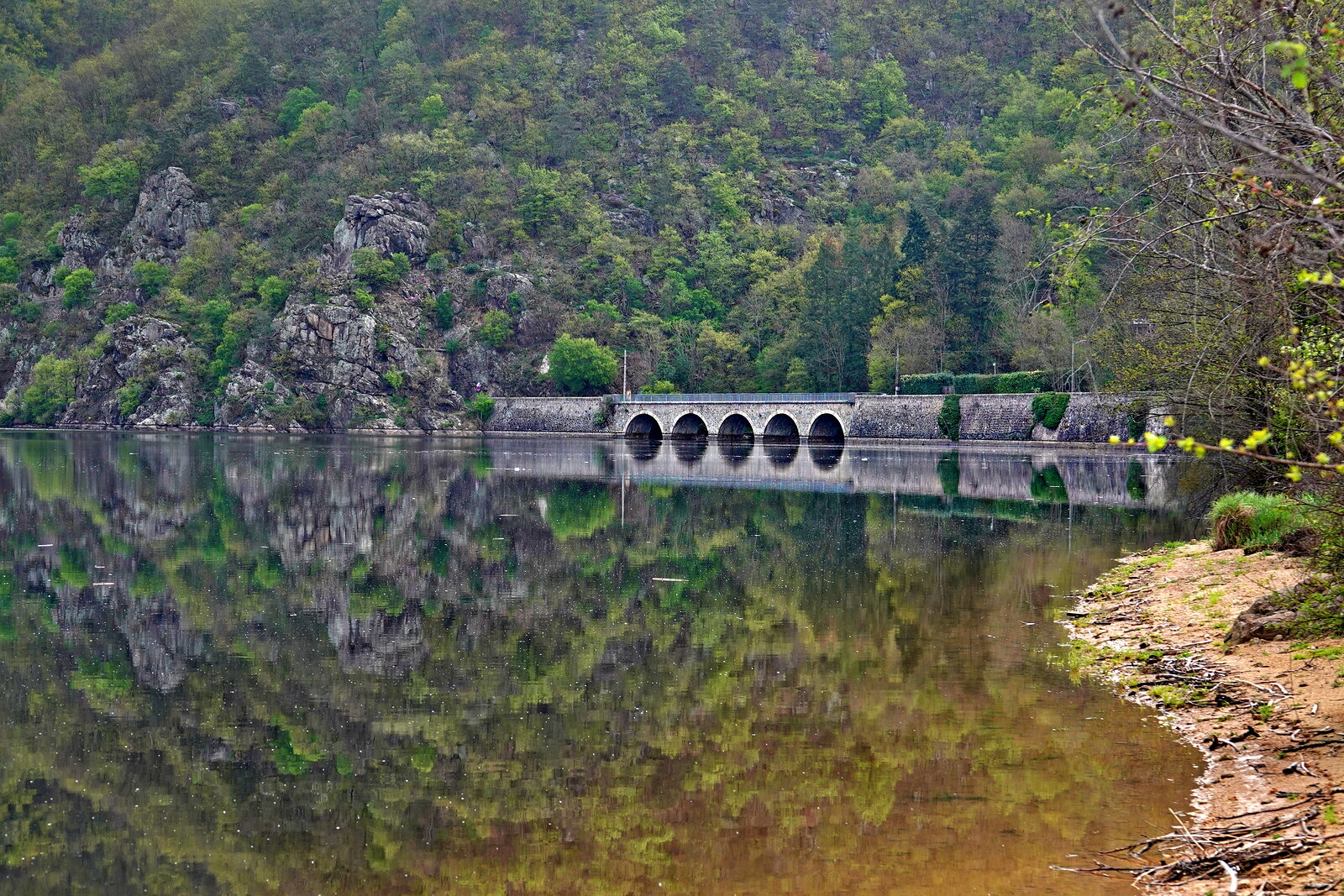 Pont à arches et reflets sur la Loire, photographie sur toile ou en affiche encadrée, aperçu dans un intérieur