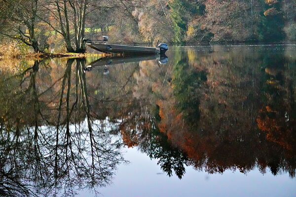 Barque et reflets d’automne sur le lac, tableau lac et barque en automne