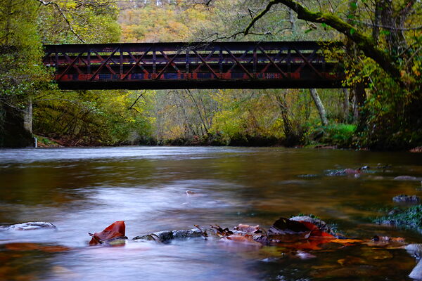 Le pont rouge au-dessus de la rivière d’automne, tableau pont métallique sur une rivière