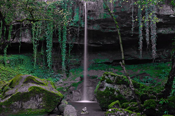 Cascade sous un surplomb moussu, tableau cascade dans un sous-bois