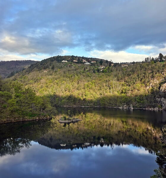 Lac encaissé et reflets de la colline, tableau lac encaissé et colline boisée