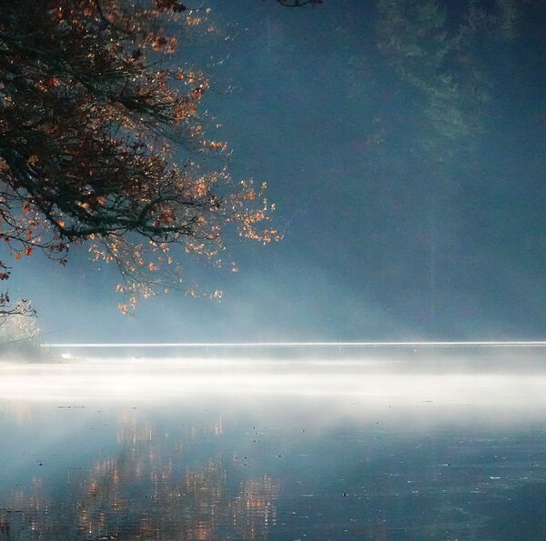 Brume et rayons de lumière sur le lac, tableau lac dans la brume