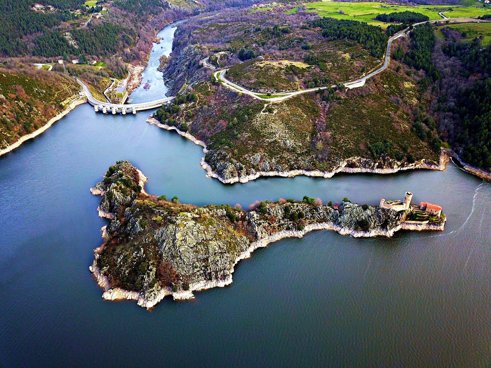 Lac de barrage et château sur son rocher, vu du ciel, photographie sur toile ou en affiche encadrée, aperçu dans un intérieur