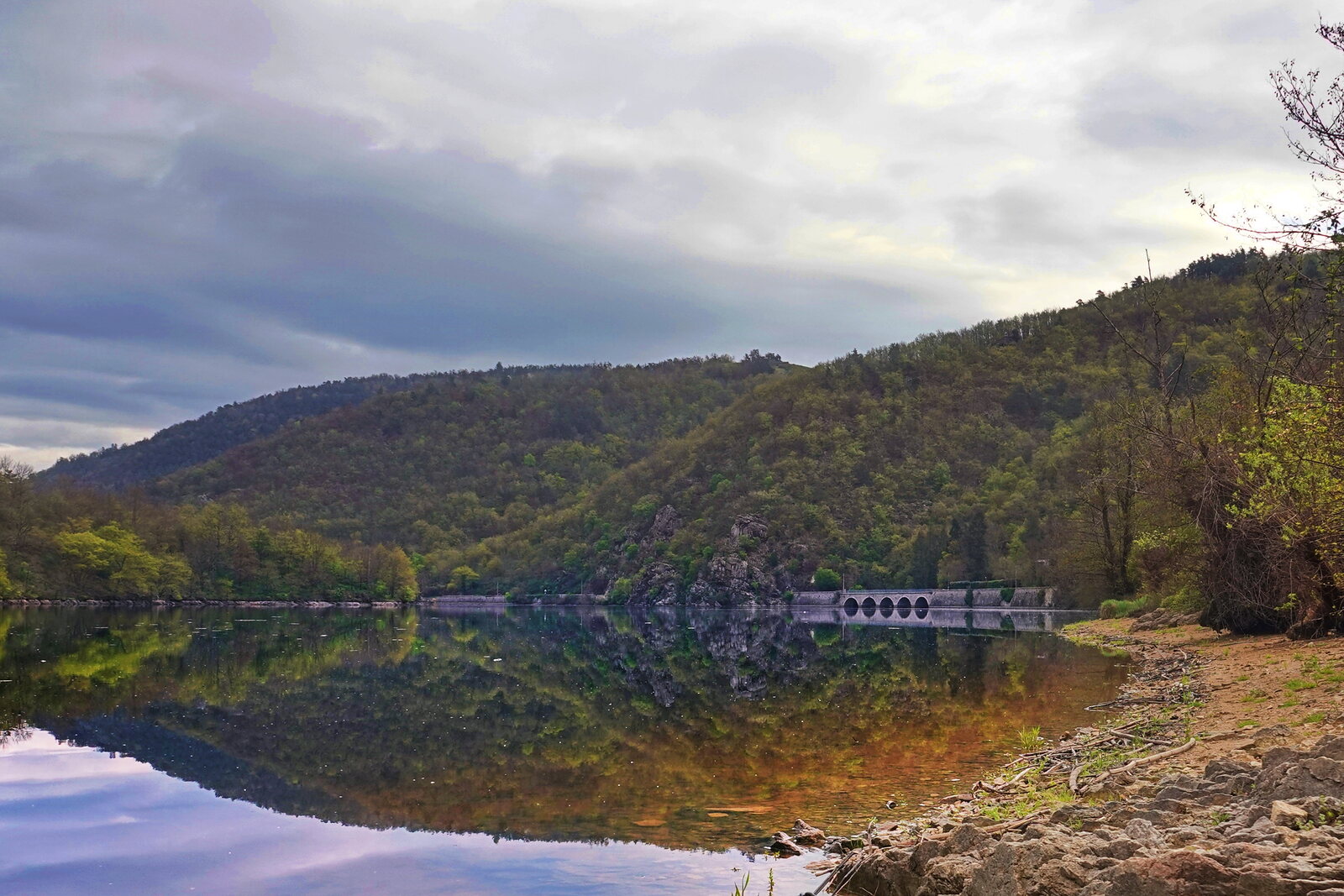 Collines boisées en miroir sur le lac, photographie sur toile ou en affiche encadrée, aperçu dans un intérieur