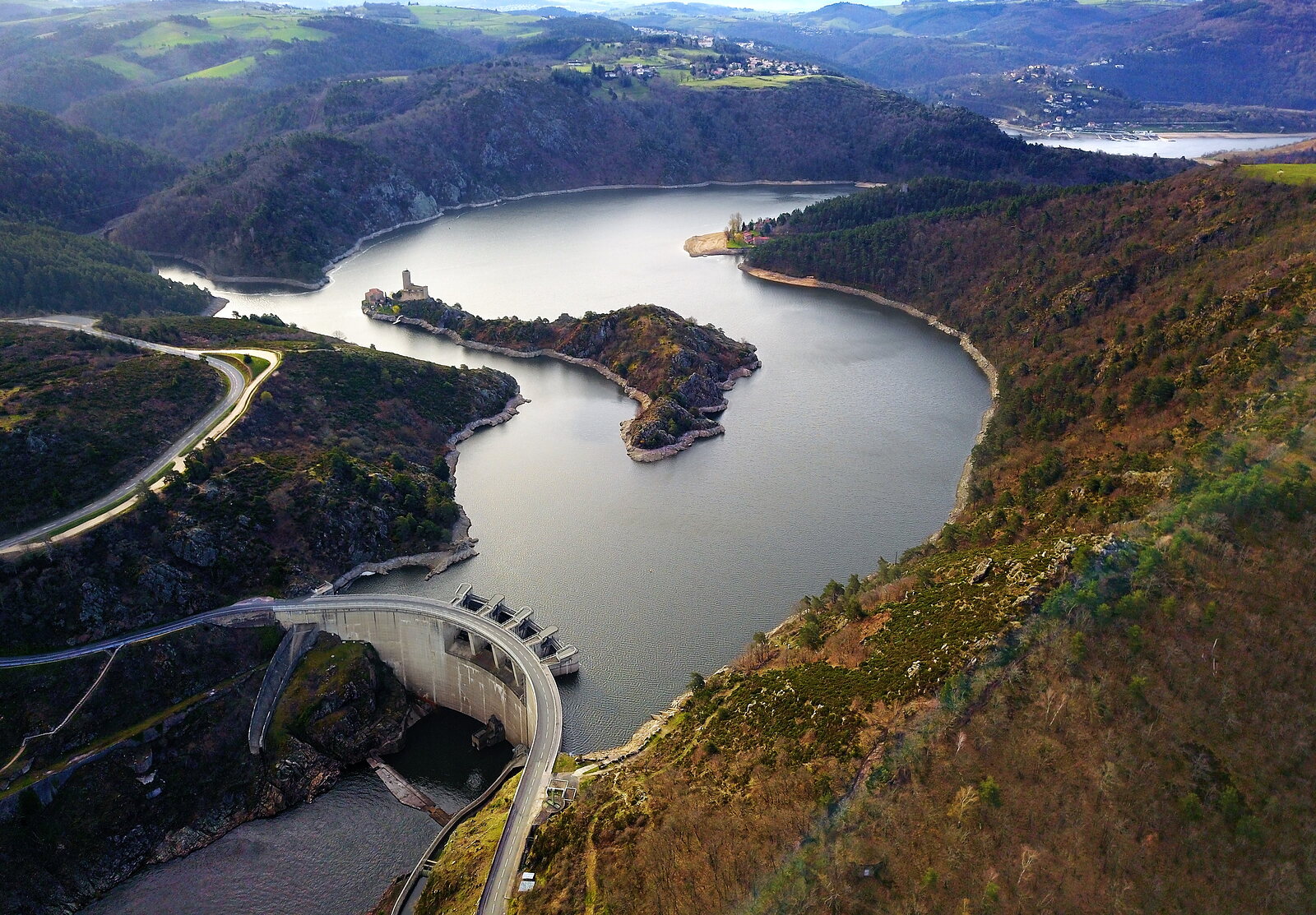 Le barrage, le lac et l’île au château, photographie sur toile ou en affiche encadrée, aperçu dans un intérieur