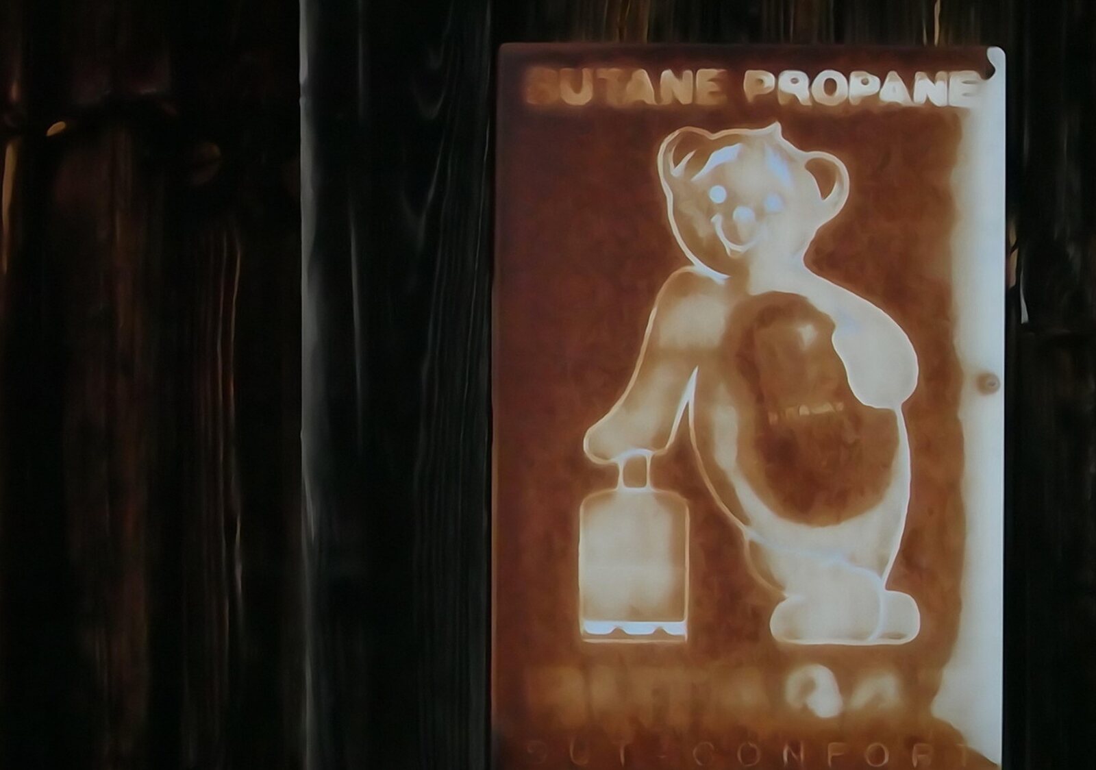 L’ours au service du confort et de l’art, tableau sur aluminium, aperçu dans un intérieur