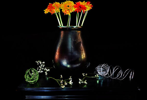 Gerberas orange et fils d’argent, tableau gerberas orange dans un vase sombre