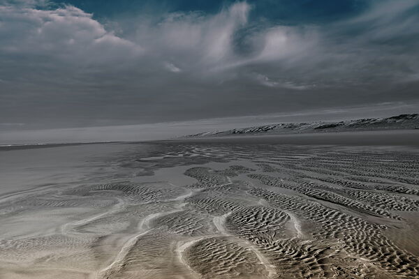 Sable ridé et ciel d’orage sur la côte, tableau plage à marée basse