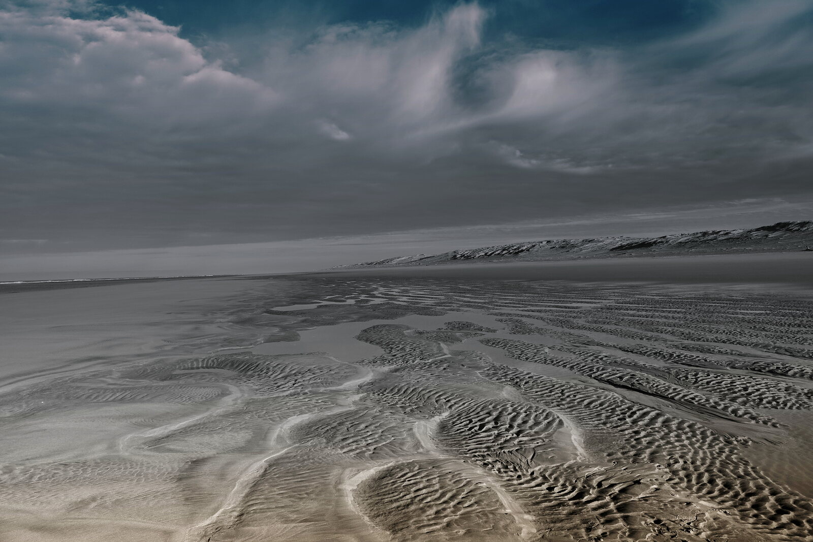 Sable ridé et ciel d’orage sur la côte, photographie sur toile ou en affiche encadrée, aperçu dans un intérieur