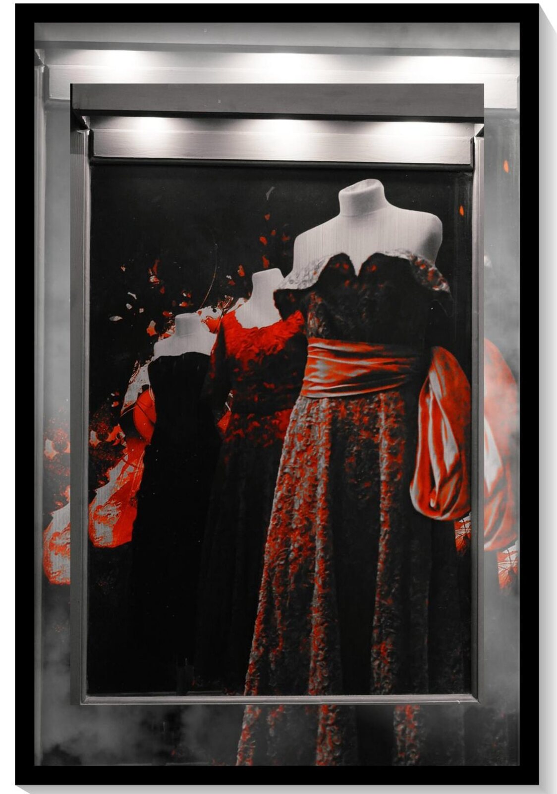 Robes de soirée en vitrine, tableau sur aluminium, aperçu dans un intérieur