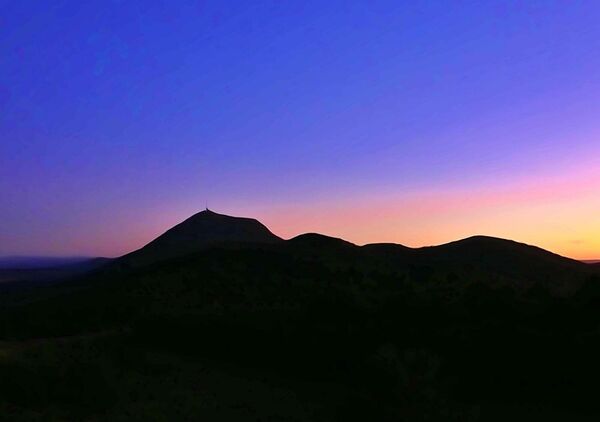 L’antenne du puy de Dôme capte la fréquence du rêve, tableau puy de Dôme au crépuscule
