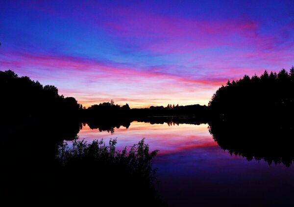 Un ciel que l’on ne boit que des yeux, tableau étang violet au crépuscule