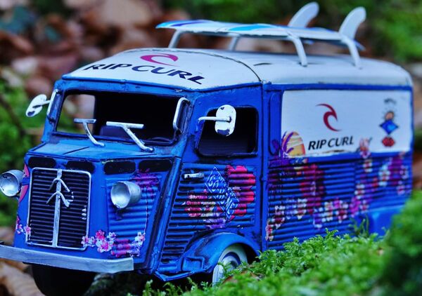 Quand l’aventure s’endort sous un écrin de verdure, tableau camionnette Citroën miniature