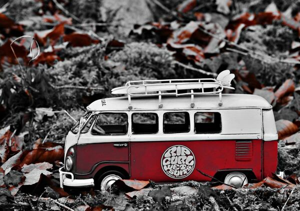 Combi miniature rouge sur les feuilles mortes, tableau Combi Volkswagen miniature rouge