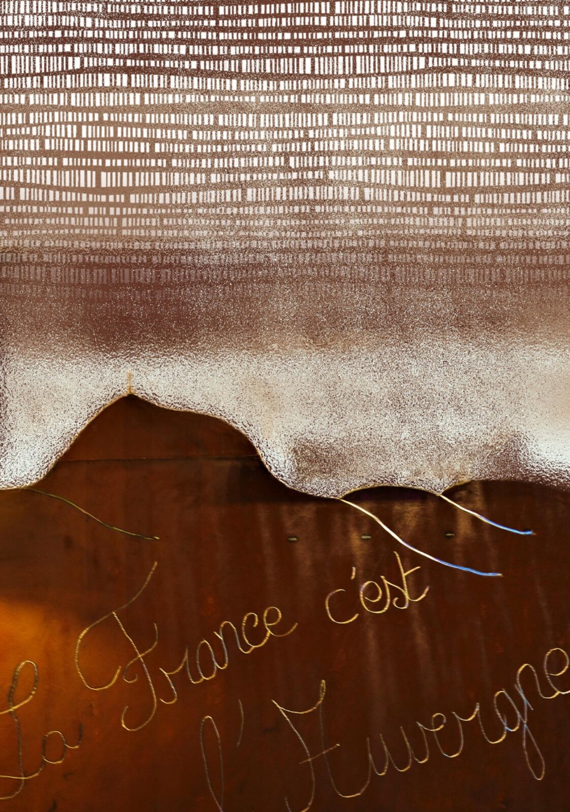 La France c’est l’Auvergne, calligraphie sur fond cuivré, tableau sur aluminium, aperçu dans un intérieur