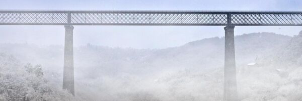 Le colosse dans la brume, tableau viaduc dans la brume
