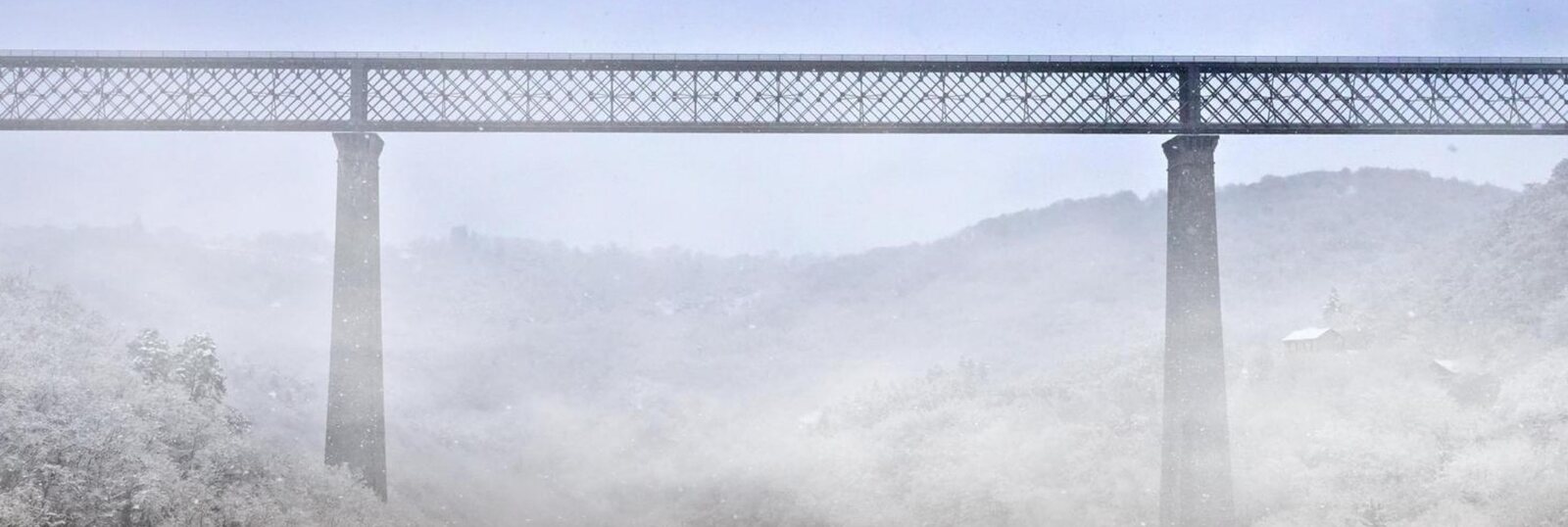 Le colosse dans la brume, tableau sur aluminium, aperçu dans un intérieur